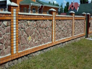 Кирпичный забор с камнем 12 метров фото в Ожерелье