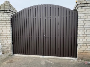 Ворота распашные из евроштакетника - пример 2 фото в Ожерелье