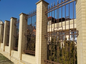 Кирпичный забор с ковкой  10 метров фото в Ожерелье